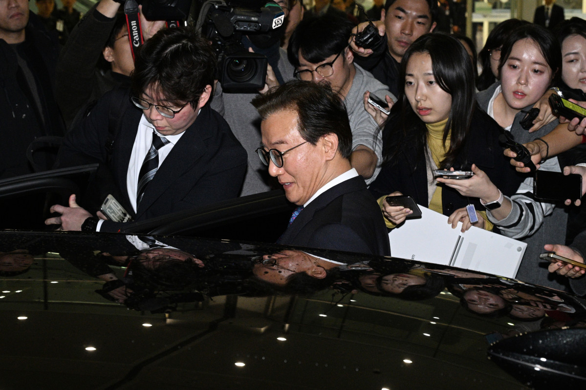 ▲전재수 해양수산부 장관이 11일 '유엔해양총회' 유치 활동을 마치고 귀국해 취재진 질문을 받으며 차량에 탑승하고 있다. 전재수 장관은 이날 사의를 표명했다. (연합뉴스)