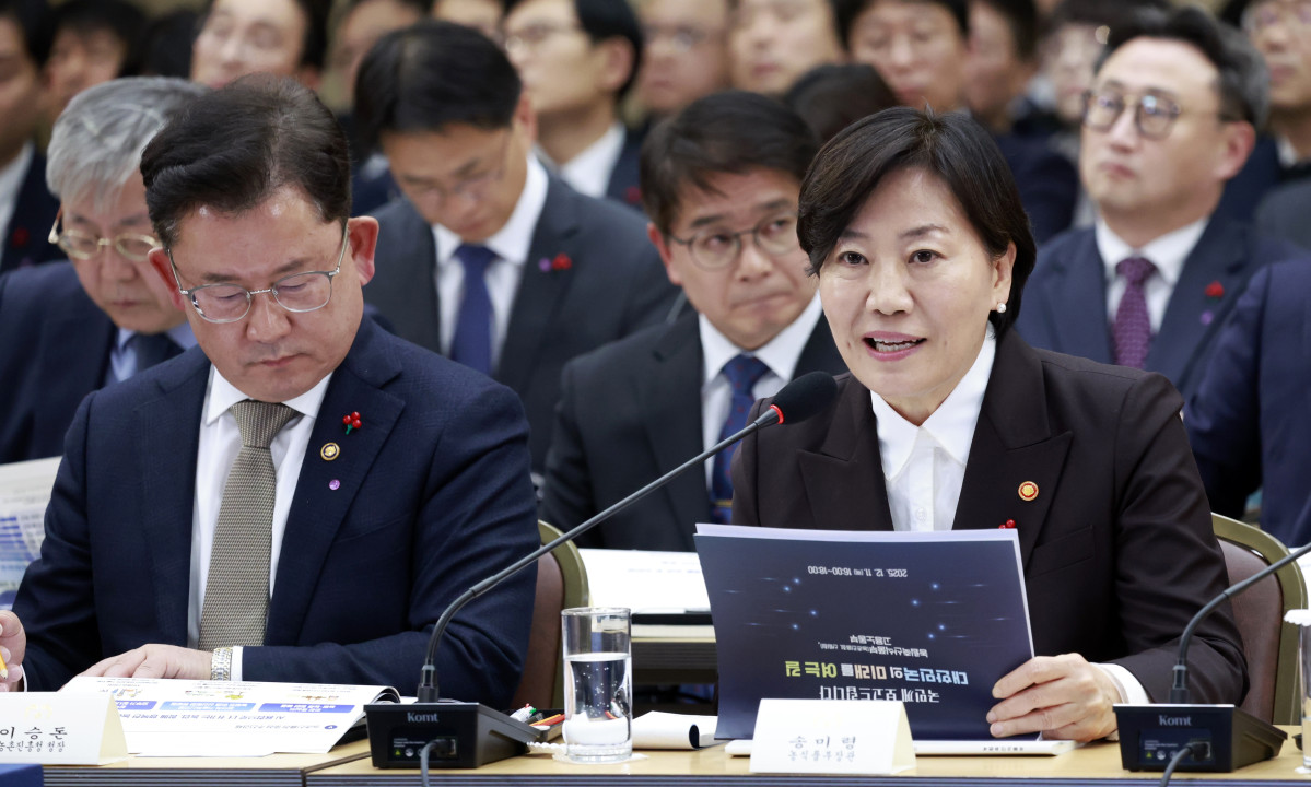 ▲송미령 농림축산식품부 장관이 11일 세종시 정부세종컨벤션센터에서 열린 농림축산식품부(농촌진흥청·산림청)-고용노동부 업무보고에서 부처 업무보고를 하고 있다. 왼쪽은 이승돈 농촌진흥청장. (대통령실통신사진기자단)