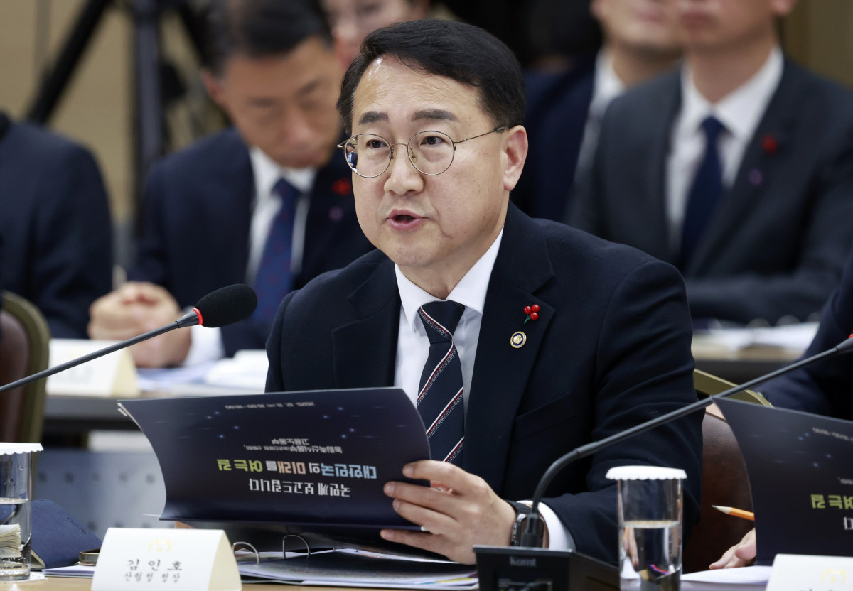 ▲김인호 산림청장이 11일 세종시 정부세종컨벤션센터에서 열린 농림축산식품부(농촌진흥청·산림청)-고용노동부 업무보고에서 부처 업무보고를 하고 있다. (대통령실통신사진기자단)