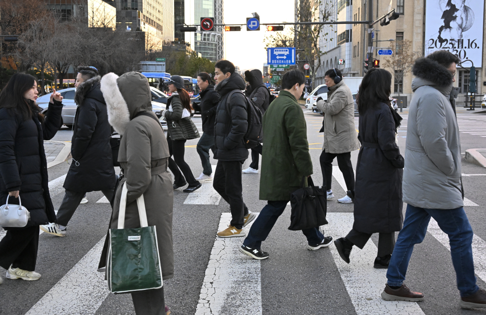 ▲서울을 비롯한 중부와 일부 경북 지역에 한파주의보가 내려진 가운데 3일 서울 종로구 광화문역 일대에서 두꺼운 외투를 입은 시민들이 출근길 발걸음을 재촉하고 있다. 기상청에 따르면 이날 낮 최고기온은 영하 5도~7도로 평년보다 낮겠고, 한파는 내일 아침까지 이어질 전망이다. 조현호 기자 hyunho@ (이투데이DB)