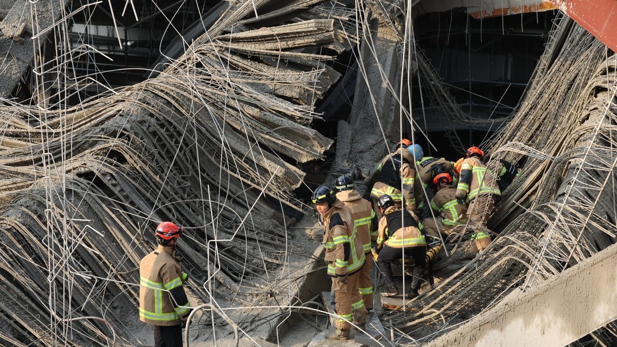 ▲11일 1시58분쯤 광주 서구 치평동'광주대표도서관' 신축 공사 현장에서 철제 구조물이 붕괴된 현장. (사진제공=연합뉴스)