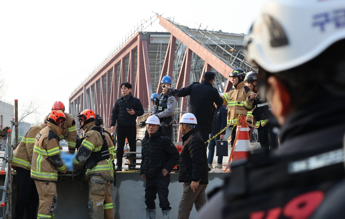 ▲11일 광주 서구 광주대표도서관 공사현장에서 철골 구조물이 붕괴돼 구조대가 매몰 작업자 구조 활동을 하고 있다. (사진제공=연합뉴스)