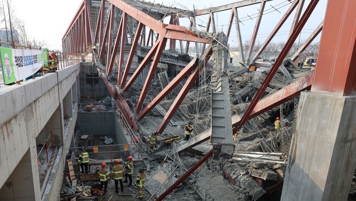 ▲1일 오후 1시 58분께 광주 서구 치평동 '광주대표도서관' 공사장 2층 옥상에서 철제 구조물이 붕괴됐다.
(사진제공=연합뉴스)