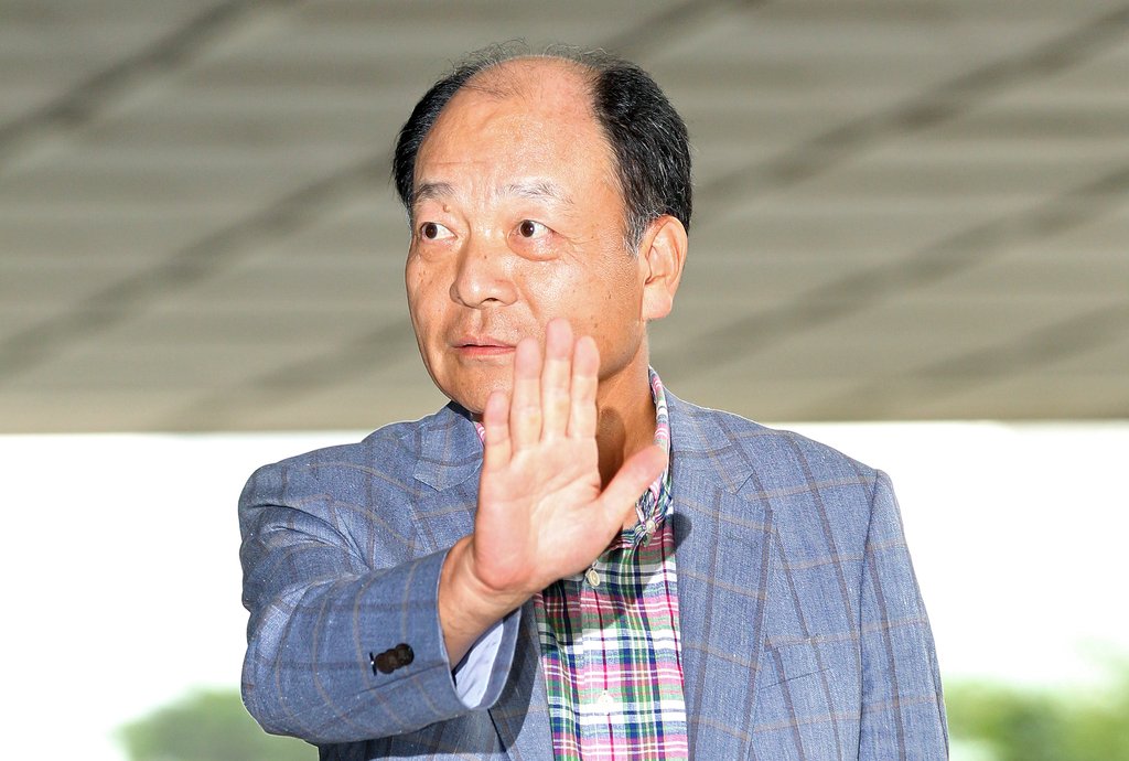 ▲천억원대 세금을 탈루한 혐의로 고발된 선박업체 시도상선의 권혁 회장이 조사를 받기 위해 2011년 7월 25일 서울 서초구 서초동 서울중앙지방검찰청으로 출석하고 있다. (연합뉴스)