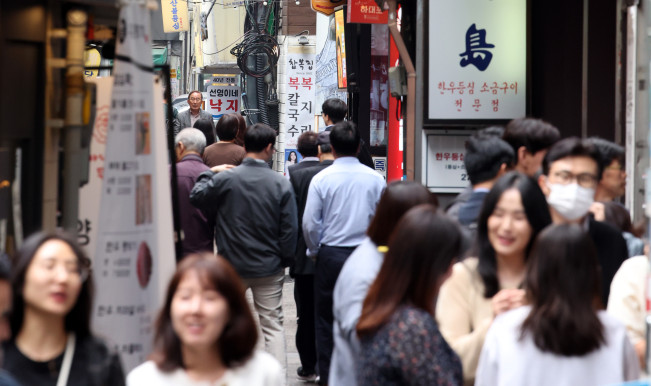 ▲[서울=뉴시스] 김금보 기자 = 15일 점심시간 직장인들이 서울 시내 한 식당가를 이용하고 있다.주요 외식 메뉴 8개 중 5개 가격이 한 달 사이 다시 오른 것으로 나타났다. 한국소비자원 가격정보종합포털 '참가격'에 따르면 지난달 서울지역 김밥 한 줄 평균 가격이 3623원으로 전달보다 23원(0.6%) 올랐다. 메뉴별로 보면 김밥 가격이 가장 크게 올랐고, 비빔밥, 칼국수·자장면, 김치찌개, 백반, 냉면·삼계탕, 삼겹살 순으로 큰 상승률을 보였다. 2025.05.15. kgb@newsis.com
