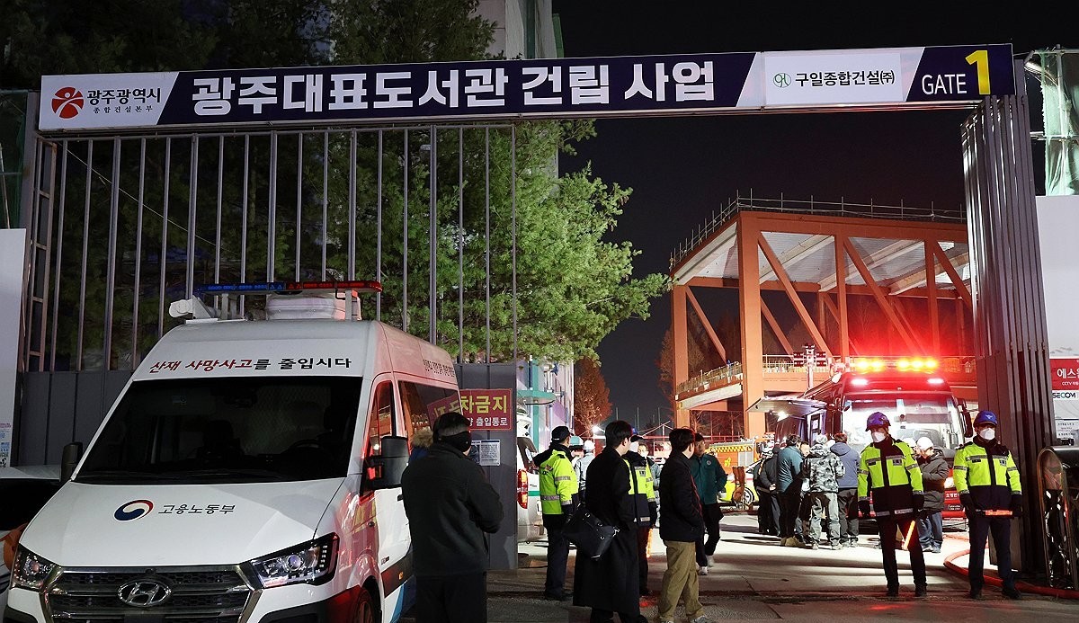 ▲광주 서구 도서관 건립공사장 붕괴 현장에서 소방당국이 매몰자 구조작업을 하고 있다. (사진제공=연합뉴스)