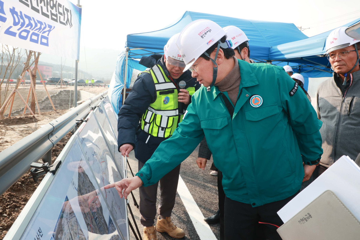 ▲이상일 용인특례시장이 용인반도체클러스터 연결도로 공사 현장을 이동하며 공정 상황을 직접 점검하고 있다. (용인특례시)