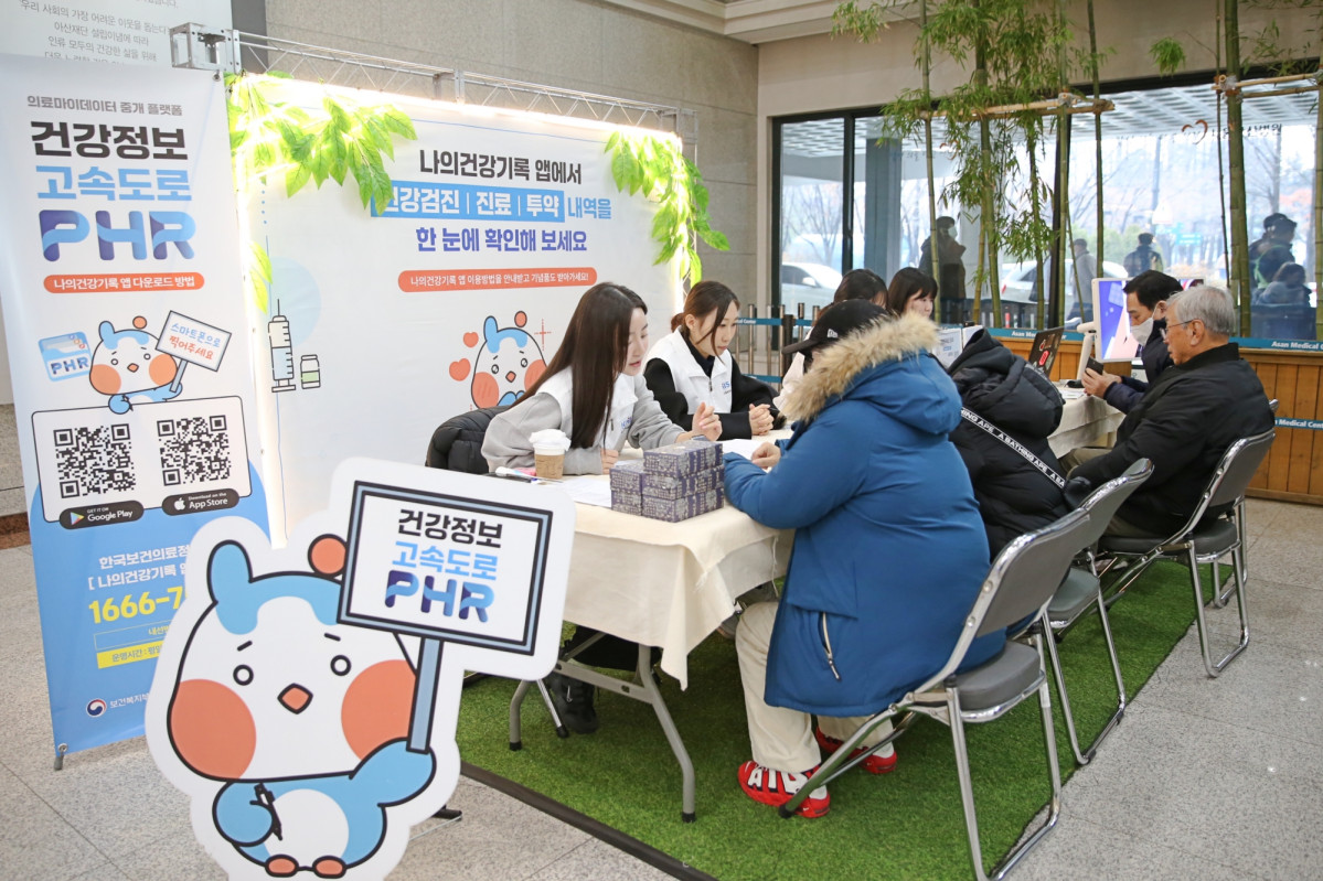 ▲11일 서울아산병원에서 열린 ‘건강정보 고속도로 사업’ 홍보 부스에서 환자들이 본인의 진료기록을 열람하고 공유하는 방법을 배우고 있다. (서울아산병원)