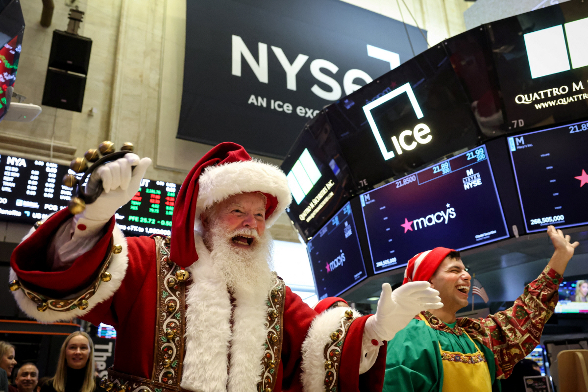 ▲메이시스가 파견한 산타클로스가 지난달 26일(현지시간) 뉴욕증권거래소 1층에서 트레이더들과 인사하고 있다. (로이터/연합뉴스)