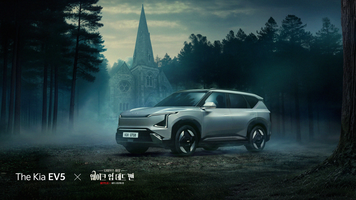▲'더 기아 EV5 x 나이브스 아웃: 웨이크 업 데드 맨' 글로벌 파트너십 캠페인 영상 키비주얼. (사진=아)