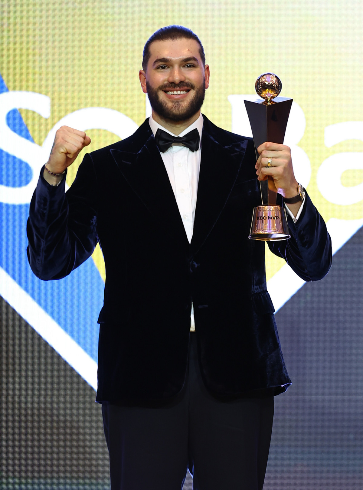 ▲MVP를 차지한 한화 폰세가 지난달 24일 서울 송파구 롯데호텔 월드에서 열린 ‘2025 KBO 리그 시상식’에서 기념촬영하고 있다. (뉴시스)