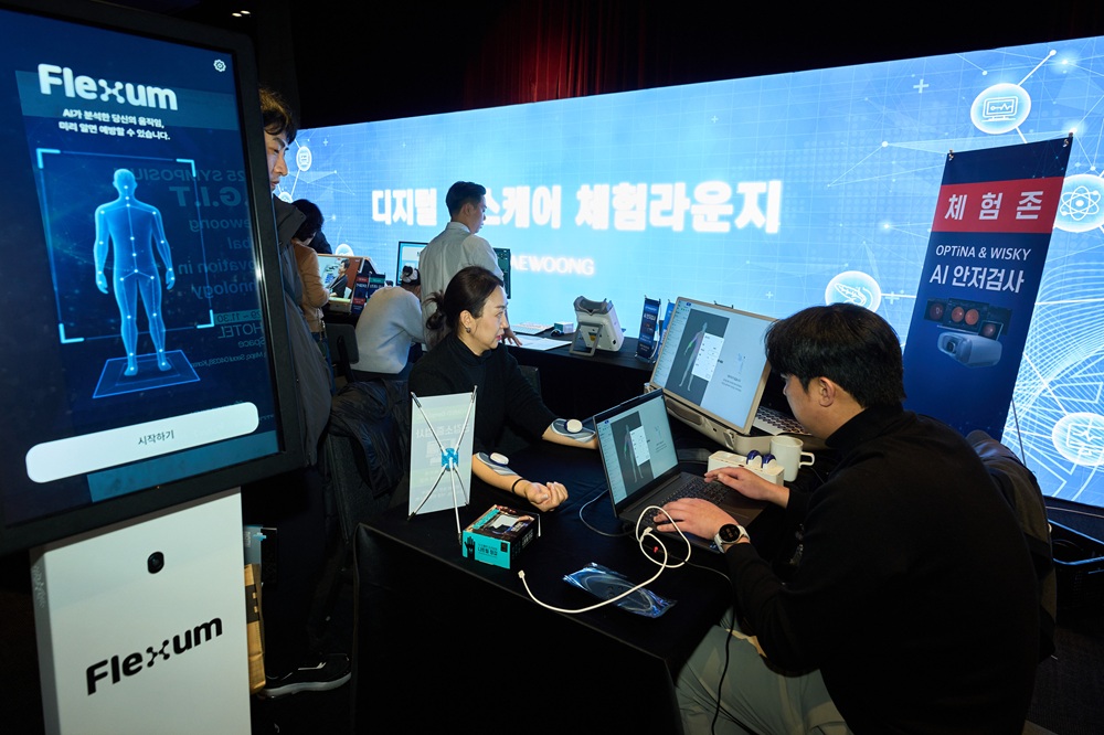 ▲11월 29일 서울 마포구 라이즈 호텔에서 열린 ‘2025 D.G.I.T 심포지엄(Daewoong Global Innovation in Technology Symposium)’에서 한 의료진이 인공지능(AI) 기반 근감소증 검사를 체험하고 있다. (대웅제약)