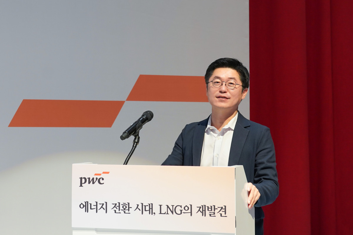 ▲지난 11일 서울 용산구 삼일PwC 본사 2층에서 열린 ‘에너지전환 시대, LNG의 재발견’ 세미나에서 한정탁 삼일PwC 에너지트랜지션 플랫폼 공동 리더가 발언을 하고 있다. (삼일PwC)