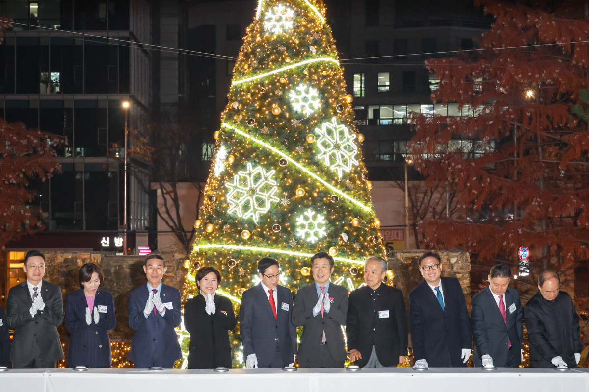 ▲전성수 서초구청장(가운데 오른쪽)이 성탄트리 점등식에 참석해 기념사진을 찍고 있다. (서초구청)