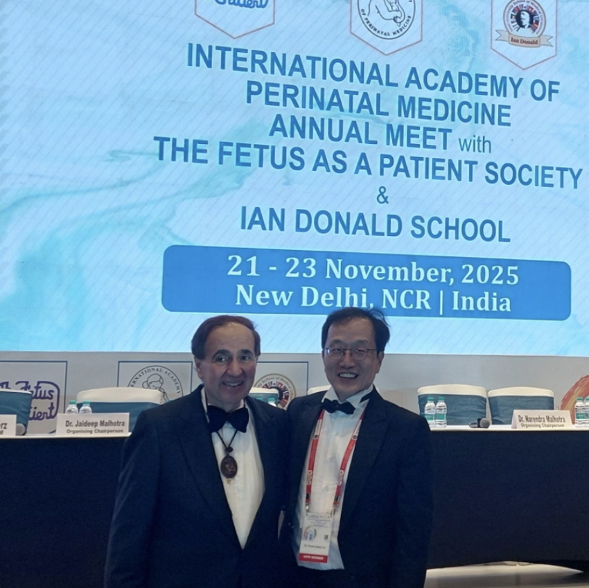 ▲지난달 21일 인도 뉴델리에서 열린 국제주산의학회(IAPM)에서 프랭크 쉐르베낙 회장(왼쪽)과 이사로 위촉된 이근영 한림대학교강남성심병원 산부인과 교수(오른쪽)가 기념 사진을 촬영 중이다. (한림대학교강남성심병원)