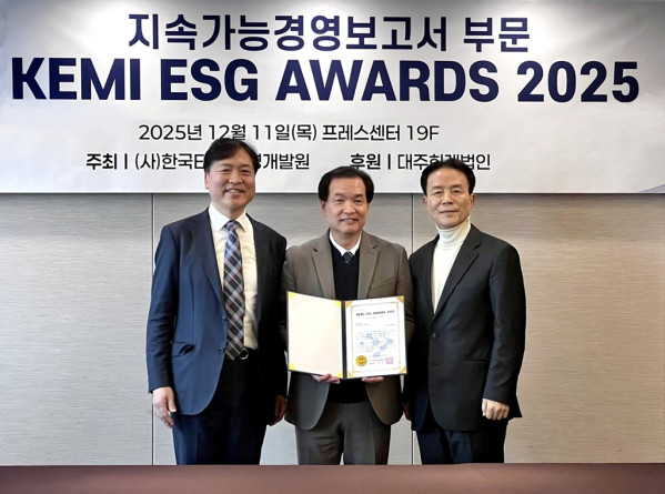 ▲락앤락은 11일 프레스센터에서 열린 'KEMI ESG Awards 2025'에서 우수 기관으로 선정됐다. (왼쪽부터) 한국EGS경영개발원 이한성 대표원장, 락앤락 COO 천해우 부사장, 대주회계법인 손기원 부대표.  (사진제공=락앤락)