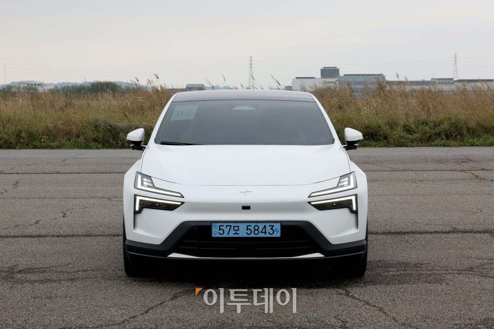 ▲이투데이가 주최하는 ‘2025 대한민국 스마트 EV 대상’ 실차 시승평가가 열린 18일 경기 화성시 한국교통안전공단 자동차안전연구원에서 심사 대상 차량인 폴스타 폴스타4가 조향성능로에 대기하고 있다. 올해 5회째를 맞이한 대한민국 스마트 EV 대상은 국내 전기차 시장의 성장을 점검하고, 소비자와 생산자가 함께 더 나은 전기차 생태계를 만들어가기 위한 취지로 마련됐다. 국내 출시된 순수 전기차 가운데 기술성, 안전성, 사용자 만족도를 종합적으로 평가해 가장 경쟁력 있는 모델을 선정한다. 평가는 국내 자동차 공학 분야 석학들과 한국전기차사용자협의회가 참여한다. 신태현 기자 holjjak@