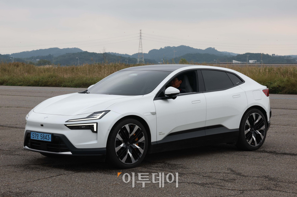 ▲이투데이가 주최하는 ‘2025 대한민국 스마트 EV 대상’ 실차 시승평가가 열린 18일 경기 화성시 한국교통안전공단 자동차안전연구원에서 심사 대상 차량인 폴스타 폴스타4가 조향성능로에 대기하고 있다. 올해 5회째를 맞이한 대한민국 스마트 EV 대상은 국내 전기차 시장의 성장을 점검하고, 소비자와 생산자가 함께 더 나은 전기차 생태계를 만들어가기 위한 취지로 마련됐다. 국내 출시된 순수 전기차 가운데 기술성, 안전성, 사용자 만족도를 종합적으로 평가해 가장 경쟁력 있는 모델을 선정한다. 평가는 국내 자동차 공학 분야 석학들과 한국전기차사용자협의회가 참여한다. 신태현 기자 holjjak@