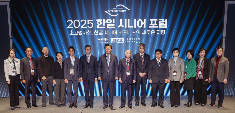 ▲이종재(왼쪽 두 번째) 이투데이그룹 부회장, 주형환(왼쪽 일곱 번째) 저출산고령사회위원회 부위원장, 한일시니어포럼 조직위원장인 이기일(왼쪽 여섯 번째) 전 보건복지부 차관, 신동민 이투데이피엔씨 대표(왼쪽 열 번째), 무라제키 후미오 고레이샤 대표(왼쪽 여덟 번째), 마에다 노부히로 닛세이기초연구소 상석연구원(왼쪽 아홉 번째)을 비롯한 참석자들이 11일 서울 강남구 웨스틴 서울 파르나스 아틀라스홀에서 열린 '2025 한일 시니어 포럼'에서 기념촬영을 하고 있다. 이투데이와 이투데이피엔씨가 주최한 한일 시니어 포럼은 시니어 이코노미를 핵심 주제로, 양국의 정책적 과제와 산업적 해법을 심도 있게 논의하는 국제 교류의 장으로서 시니어 비즈니스가 미래 성장을 견인하는 주체임을 강조하며, 생태계 활성화를 위한 정책·비즈니스·기술 전반에서 필요한 혁신과 전환점을 모색한다. 조현호 기자 hyunho@(이투데이DB)