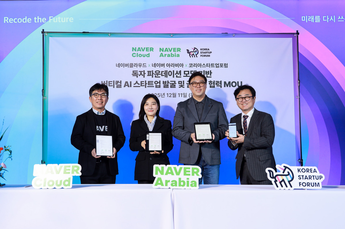 ▲김유원 네이버클라우드 대표, 채선주 네이버 전략사업 대표, 한상우 코리아스타트업포럼 의장, 구태언 코리아스타트업포럼 정책 부의장이 업무협약을 맺은 후 기념 사진 촬영을 하고 있다. (사진제공-네이버클라우드)