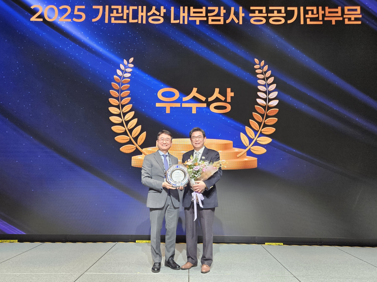 ▲홍지만(오른쪽) 주택도시보증공사 상근감사위원이 한국감사협회로부터 내부감사 부문 ‘우수기관상’을 수상하고 있다. (HUG)