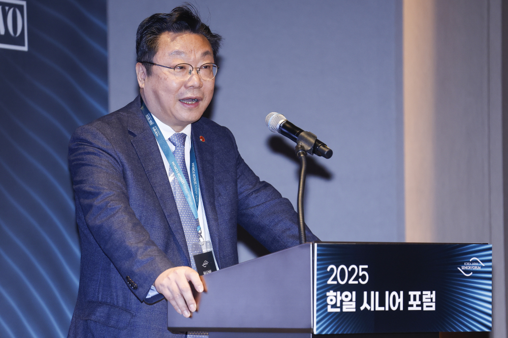 ▲주형환 저출산고령사회위원회 부위원자이 11일 서울 강남구 웨스틴 서울 파르나스 아틀라스홀에서 열린 2025 한일 시니어 포럼에서 인구변화 및 초고령사회 대응을 위한 한일 협력과 기회를 주제로 기조강연을 하고 있다. 이투데이와 이투데이피엔씨가 주최한 한일 시니어 포럼은 시니어 이코노미를 핵심 주제로, 양국의 정책적 과제와 산업적 해법을 심도 있게 논의하는 국제 교류의 장이다. 시니어 비즈니스가 미래 성장을 견인하는 주체임을 강조하며, 생태계 활성화를 위한 정책·비즈니스·기술 전반에서 필요한 혁신과 전환점을 모색한다. 조현호 기자 hyunho@(이투데이DB)