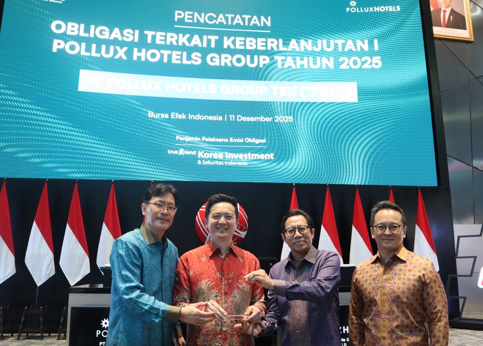 ▲지난 11일 인도네시아 증권거래소에서 (좌측부터) 남경훈 한국투자증권 인도네시아 법인장, 니코 푸르노모 포(Noco Purnomo Po) 폴룩스 프로퍼르티 인도네시아 설립자, 아이 그데 뇨만 예트나(I Gede Nyoman Yetna) 인도네시아 증권거래소 상장 담당 이사, 윌리엄 포(William Po) 폴룩스 프로퍼르티 인도네시아 설립자가 기념촬영하고 있다. (한국투자증권)
