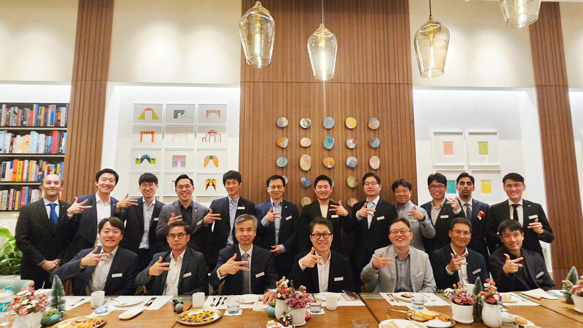 ▲한국투자공사 인도 뭄바이 사무소가 11일 현지에서 개최한 제2차 뭄바이 국제금융협의체의 참가자들이 기념 촬영을 하고 있다. (한국투자공사)