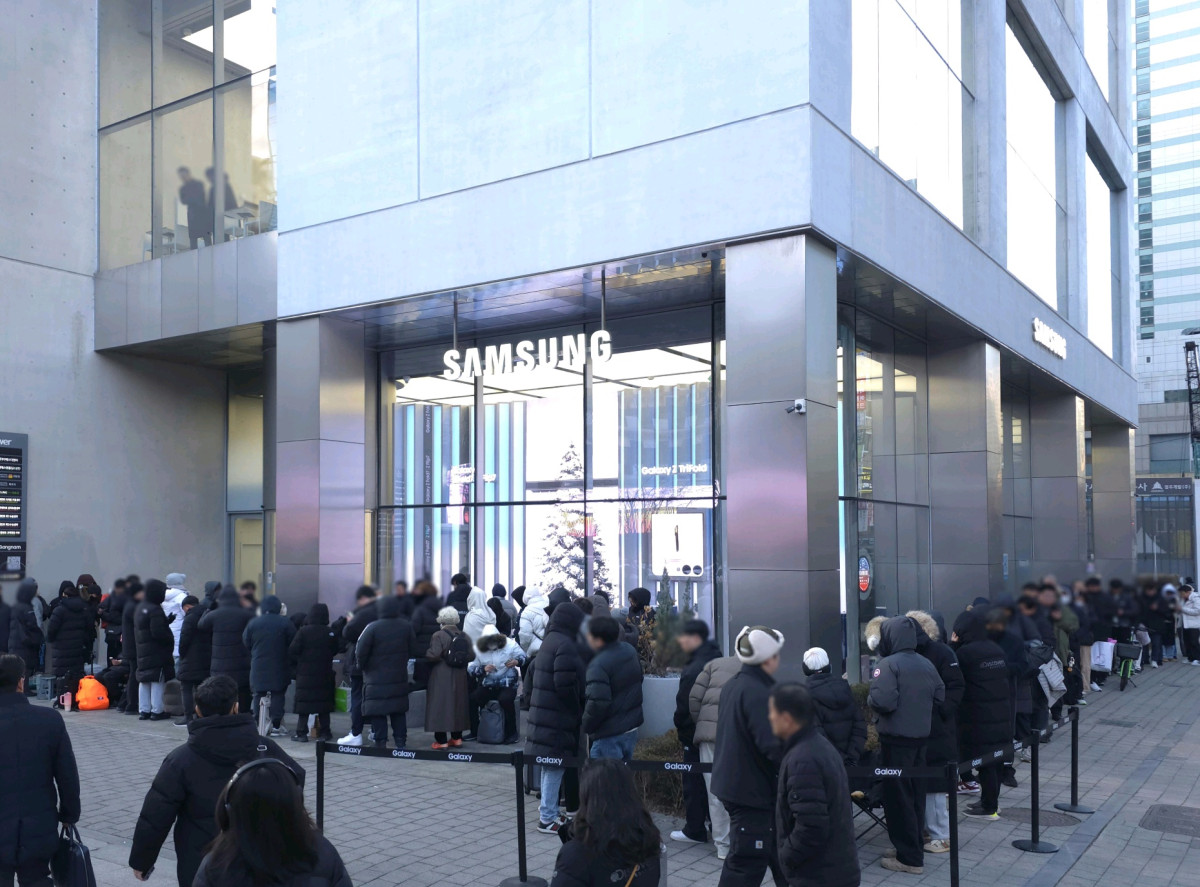 ▲12일 삼성 강남 외부에서 '갤럭시 Z 트라이폴드'를 구매하기 위해 대기하고 있는 고객들. (사진제공=삼성전자)