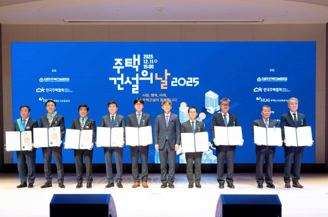 ▲이기동 경남기업 대표(왼쪽 5번째)가 11일 서울 강남구 건설회관에서 열린 ‘2025 주택건설의 날’ 기념식에서 국토교통부 김이탁 제1차관(왼쪽 6번째)으로부터 산업포장을 수훈한 뒤 다른 수상자들과 기념 촬영을 하고 있다. (사진제공=SM그룹)