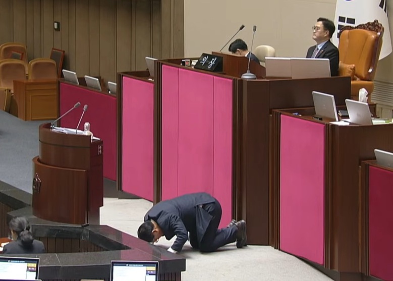 ▲12월 12일 필리버스터를 시작하며 큰절하는 송석준 국민의힘 국회의원. (국회방송 유튜브 캡처)