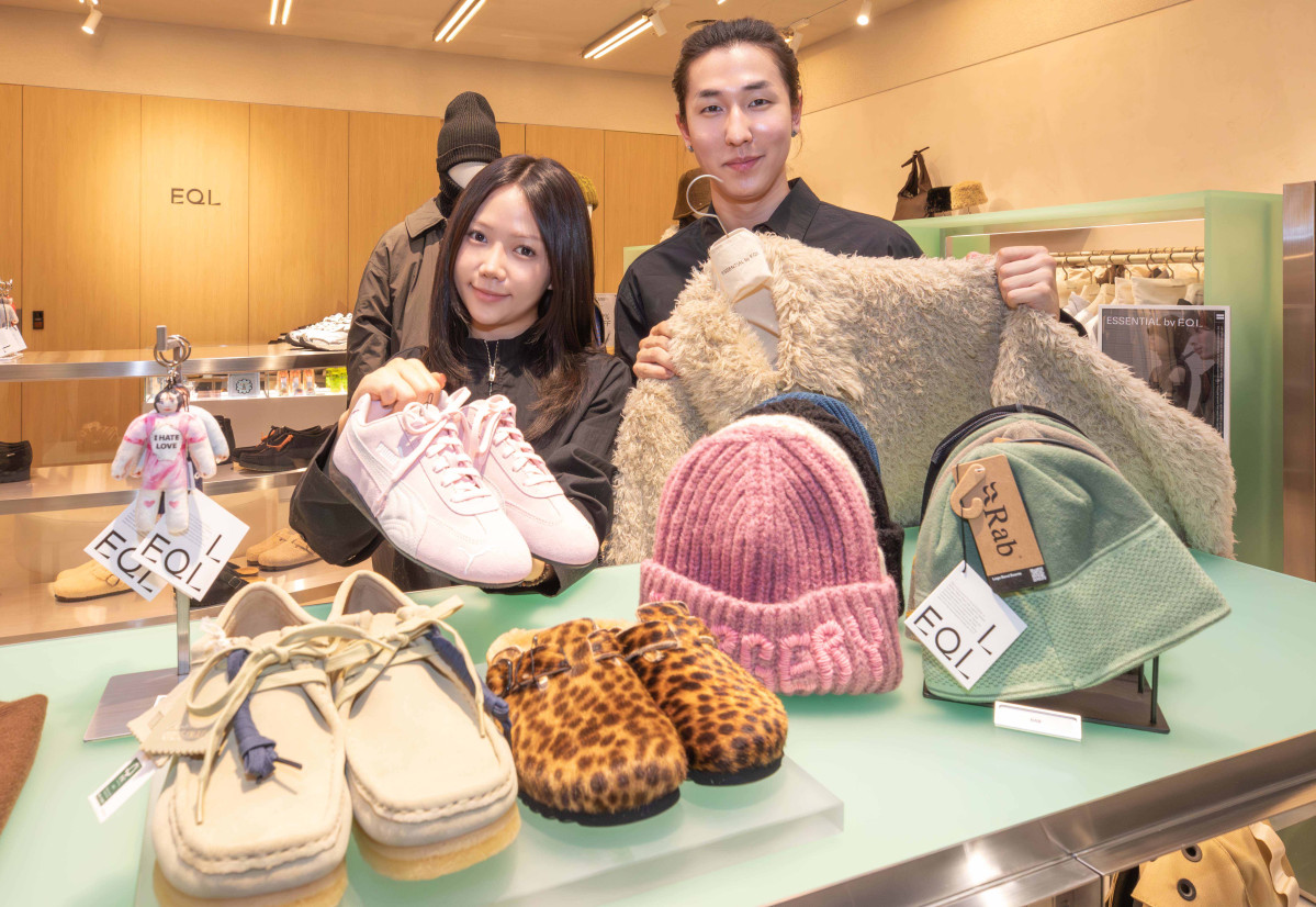 ▲12일 오전 경기도 성남시 분당구에 위치한 현대백화점 판교점 4층 EQL 매장에서 직원들이 상품을 소개하고 있는 모습. (사진제공=현대백화점)