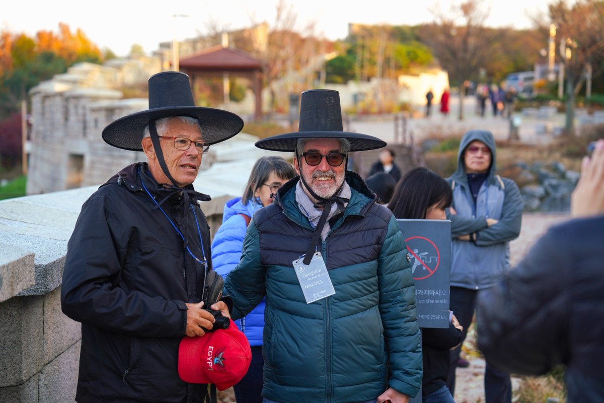 ▲ 나인트리 바이 파르나스 '나비스타' 프로그램 참여자들이 낙산공원에서 기념사진을 찍고 있다. (사진제공=파르나스)