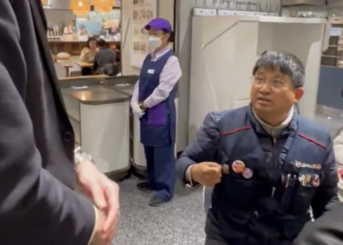 ▲10일 롯데백화점 식당가에서 노조 조끼를 착용한 전국금속노조 소속 조합원이 백화점 직원(왼쪽)과 실랑이를 벌이고 있다. (사진출처=X)