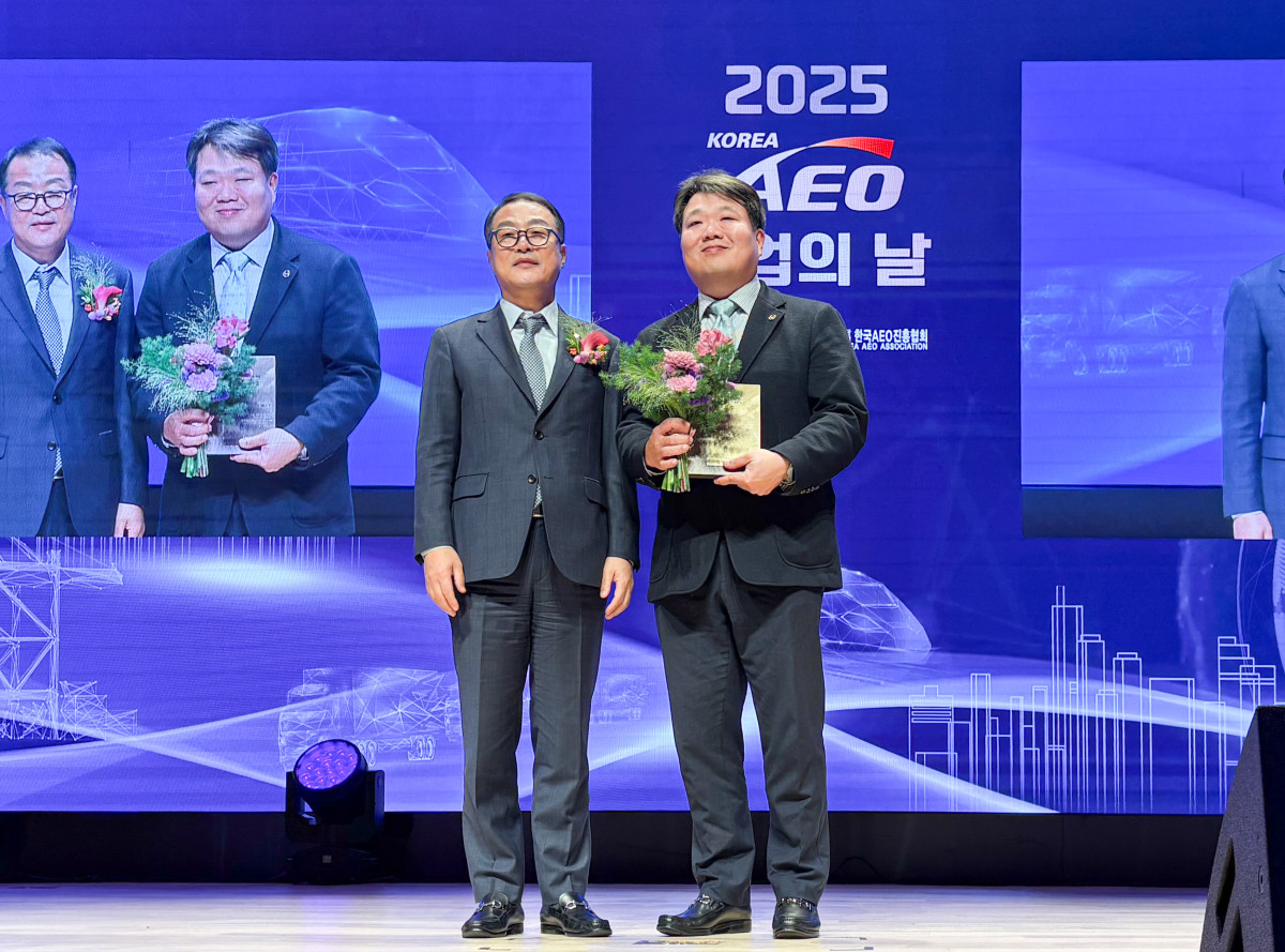 ▲대한항공은 12일 관세청과 사단법인 한국AEO진흥협회가 주관하는 ‘2025년 수출입 안전관리 우수 업체(AEO·Authorized Economic Operator) 기업의 날’ 행사에서 한국AEO진흥협회장 명의의 감사패를 받았다. 대한항공 AEO 총괄 책임 관리자인 문영성 대한항공 정비자재부 담당 상무(오른쪽)와 기우성 사단법인 한국AEO진흥협회장(왼쪽)이 기념촬영을 하는 모습. (사진=대한항공)