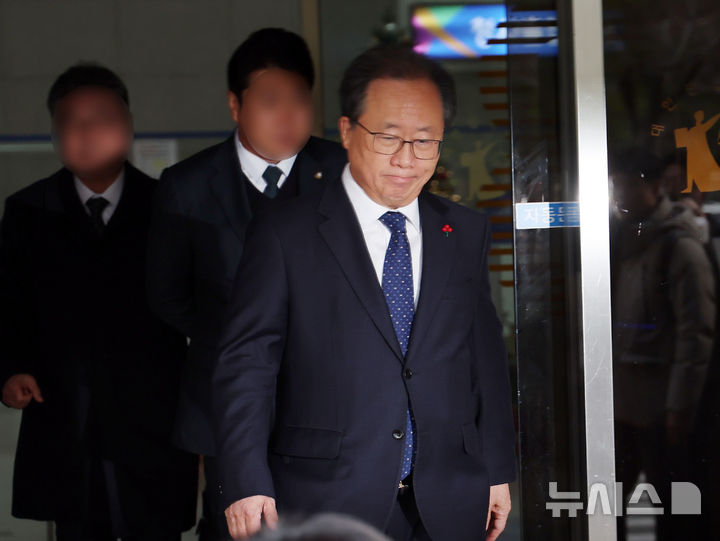 ▲전교조 통일학교 해직 교사들을 특별 채용하도록 지시한 혐의로 기소돼 1심에서 징역 8개월에 집행유예 2년을 선고받은 김석준 부산교육감이 12일 부산 연제구 부산지법을 나서고 있다.  (뉴시스)