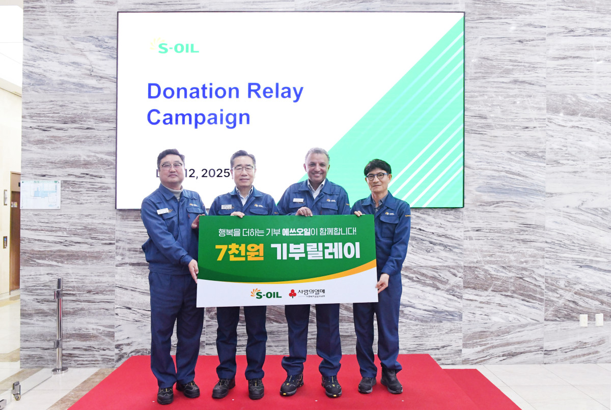 ▲에쓰오일이 울산사회복지공동모금회가 진행하는 '7000원 기부릴레이' 캠페인에 울산 지역 1호 참여 기업으로 동참했다. (왼쪽부터) 김보찬 에쓰오일 울산콤플렉스 헤드, 박봉수 사장, 안와르 알 히즈아지 최고경영자(CEO), 홍승표 최고안전책임자(CSO)가 기념 촬영을 하고 있다. (사진제공=에쓰오일)