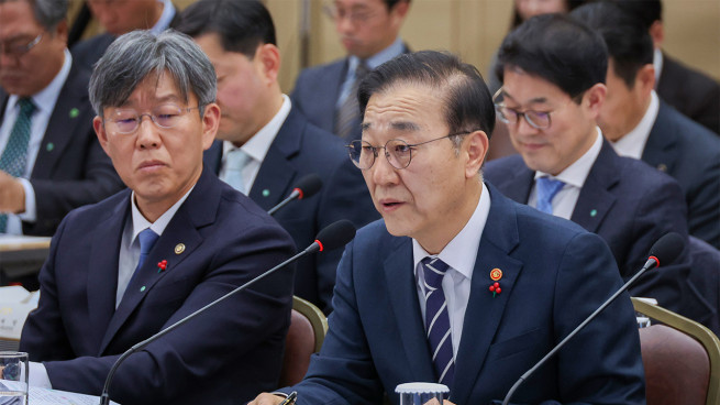 ▲김윤덕 국토교통부 장관이 12일 세종시 정부세종컨벤션센터에서 이재명 대통령에게 업무보고를 하고 있다. (연합뉴스)