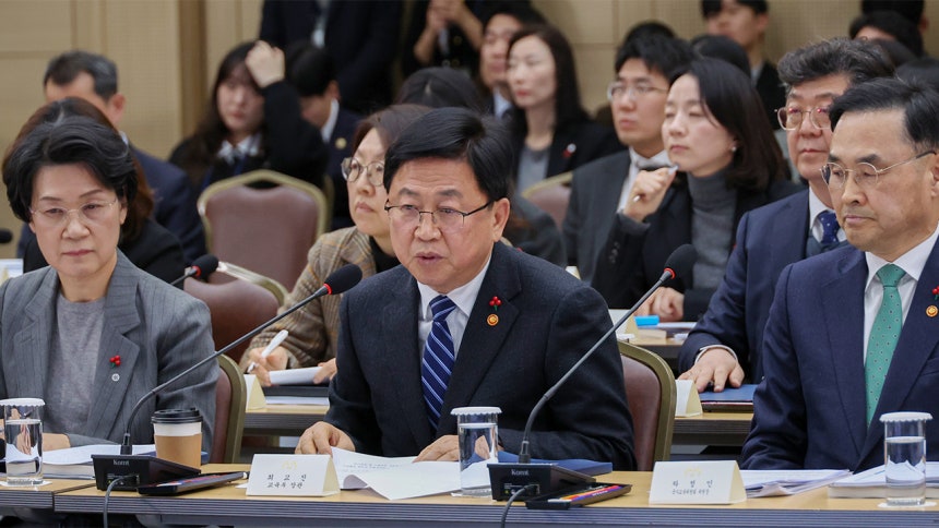 ▲ 최교진 교육부 장관이 12일 세종시 정부세종컨벤션센터에서 이재명 대통령에게 업무보고를 하고 있다. 왼쪽부터 최은옥 교육부 차관, 최교진 교육부 장관, 차정인 국가교육위원장.  (연합뉴스)