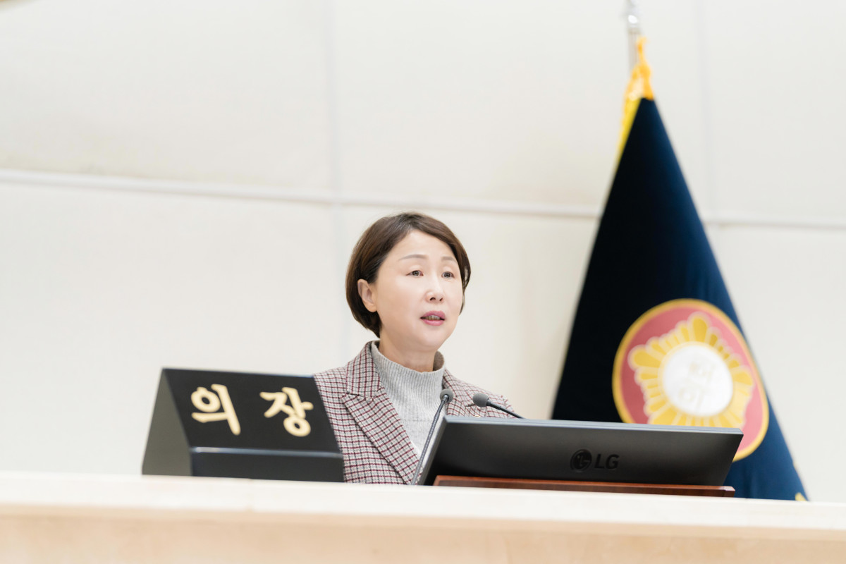 ▲용인특례시의회가 12일 본회의장에서 제297회 제2차 정례회 제4차 본회의를 열고 행정사무감사 결과보고서와 2026년도 예산안을 의결하고 있다. (용인특례시의회)