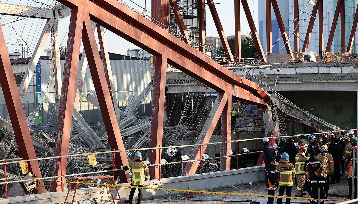 ▲광주대표도서관 신축 공사장 붕괴 사고 현장에서 광주 재난안전대책본부 관계자들이 서구 치평동 붕괴 현장을 살펴보고 있다. (사진제공=연합뉴스)