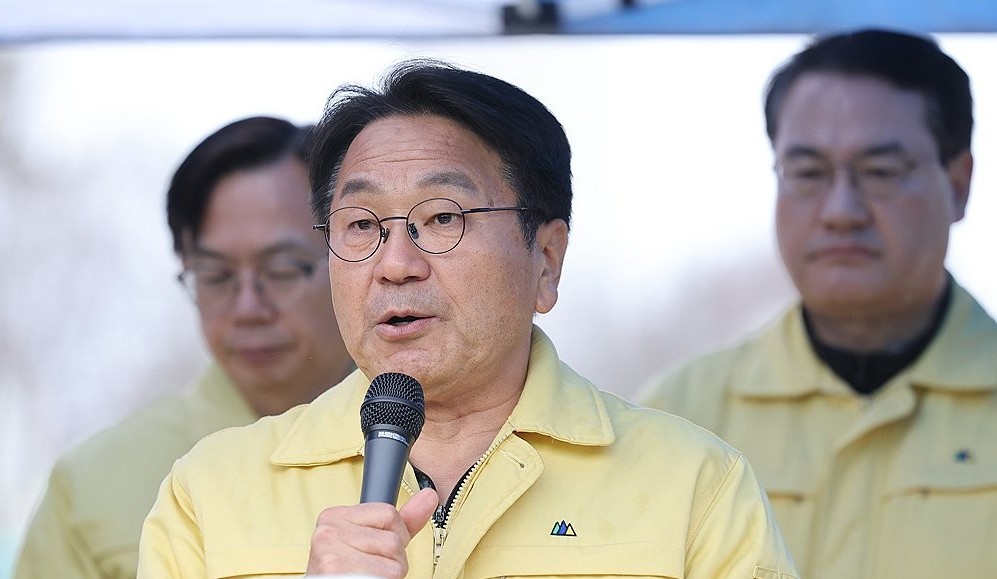 ▲광주대표도서관 붕괴 사고 사흘째인 13일 강기정 광주시장이 광주 서구 치평동 사고 현장을 찾아 취재진에게 사고 후속 대책을 발표하고 있다. (사진제공=연합뉴스)