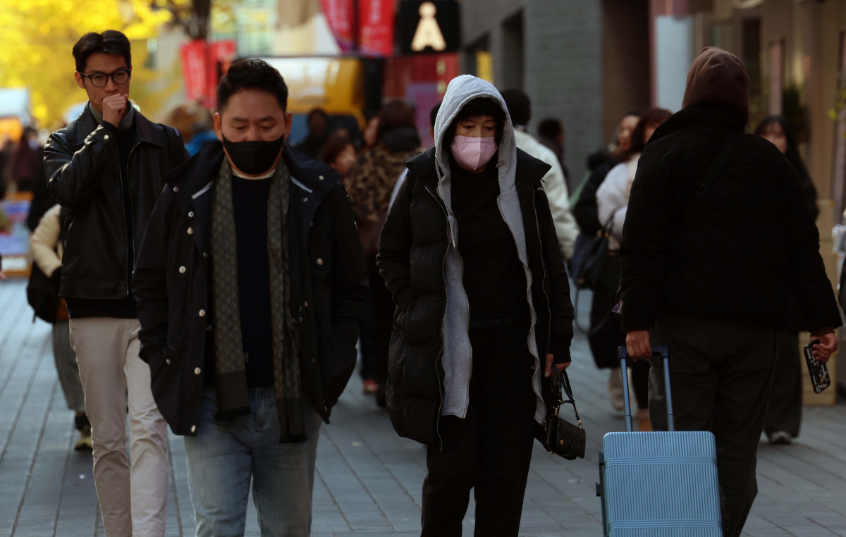 ▲서울 아침 최저기온이 영하 3℃, 춘천이 영하 6℃를 나타내는 등 올 가을 첫 영하권 추위를 보인 지난달 18일 서울 명동 거리에서 시민들과 외국인 관광객들이 두꺼운 옷을 입고 발걸음을 옮기고 있다. 신태현 기자 holjjak@