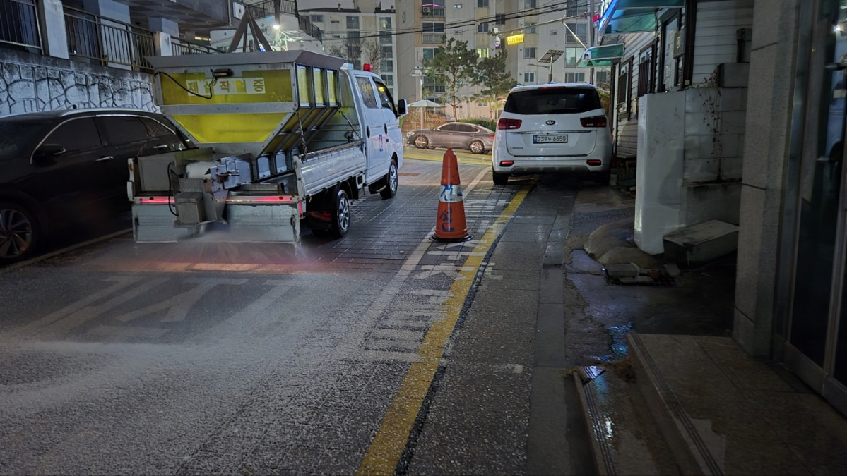 ▲수원시가 블랙아이스 발생 가능성에 대비해 야간 시간대 제설 차량을 투입하고 제설제를 살포하며 도로 결빙을 선제 차단하고 있다. (수원특례시)
