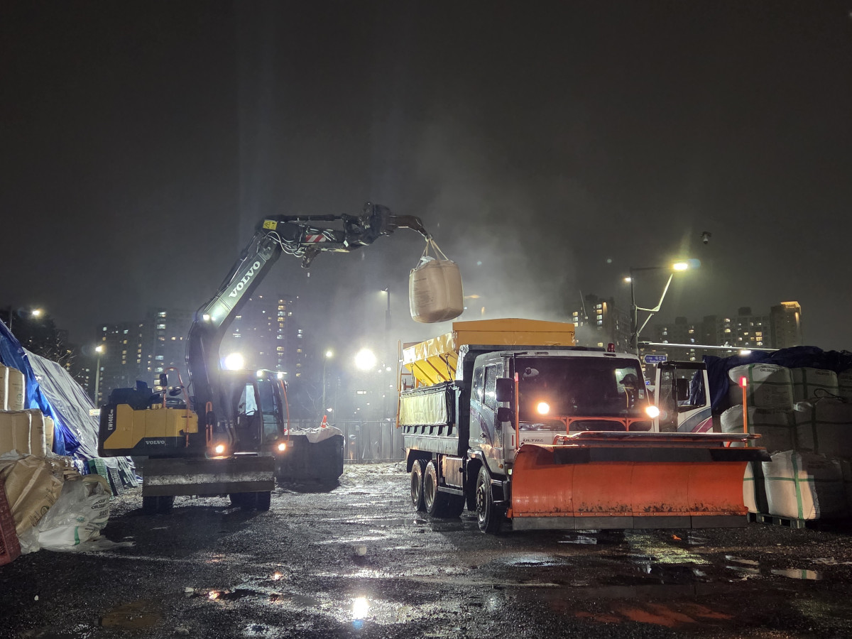 ▲출근길 블랙아이스 비상…추돌사고·안전재난문자 잇따라 (사진제공=수원특례시)