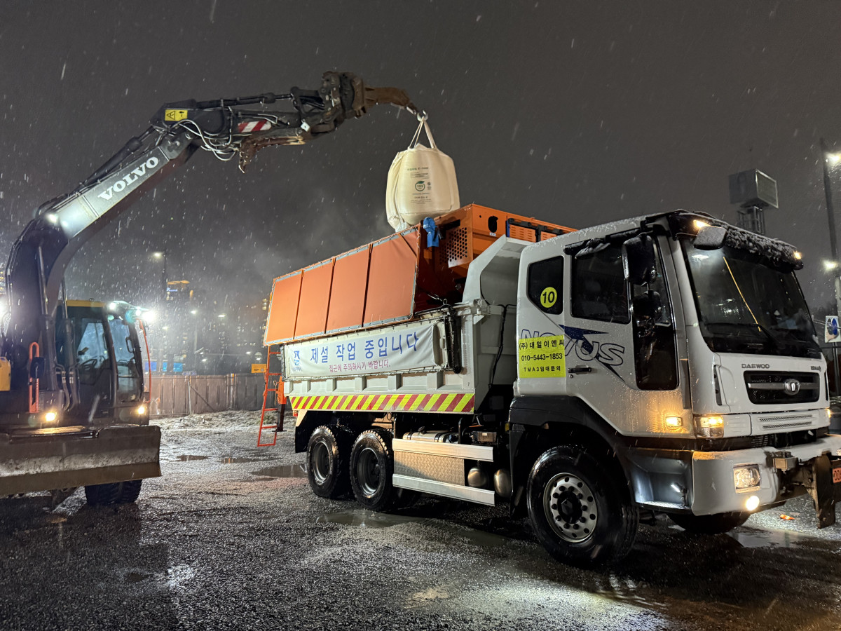 ▲수원시가 블랙아이스 발생 가능성에 대비해 야간 시간대 제설 차량을 투입하고 제설제를 살포하며 도로 결빙을 선제 차단하고 있다. (수원특례시)