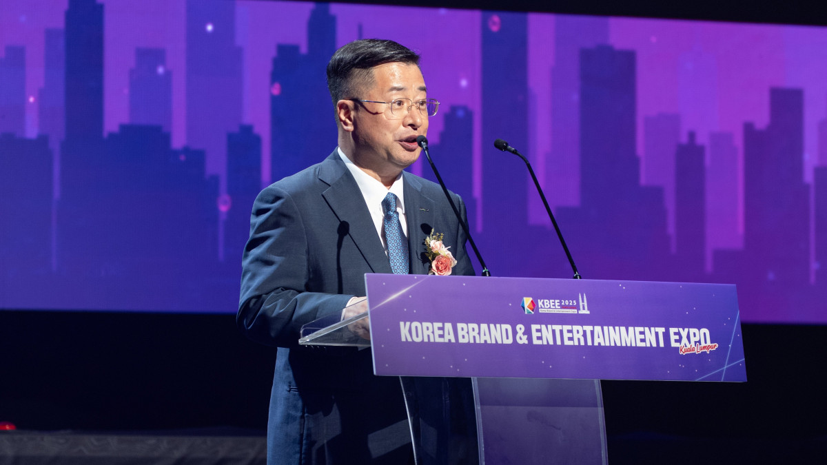 ▲12일 말레이시아 쿠알라룸푸르 선웨이 피라미드 컨벤션센터에서 열린 ‘2025 쿠알라룸푸르 한류박람회’ 개막식에서 강경성 코트라 사장이 개회사를 하고 있다. (사진=코트라)