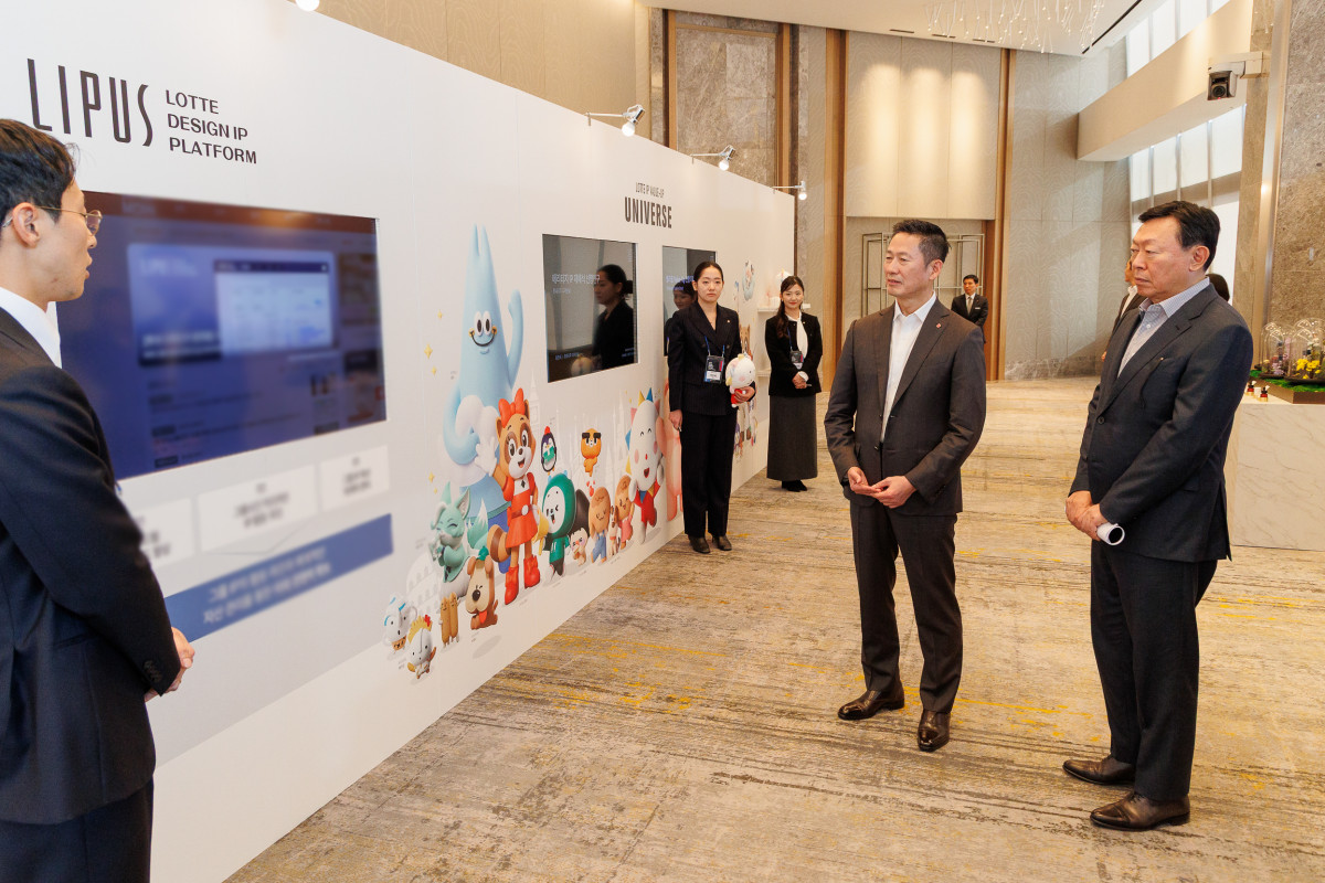 ▲롯데는 12일 롯데월드타워에서 '2025 롯데 디자인전략회의'를 개최했다. 신동빈(맨 오른쪽) 롯데 회장과 이돈태 롯데지주 디자인실장(오른쪽 두번째)이 롯데의 디자인 전략 및 혁신 사례를 소개하는 전시 부스를 살펴보고 있다. (사진제공=롯데지주)