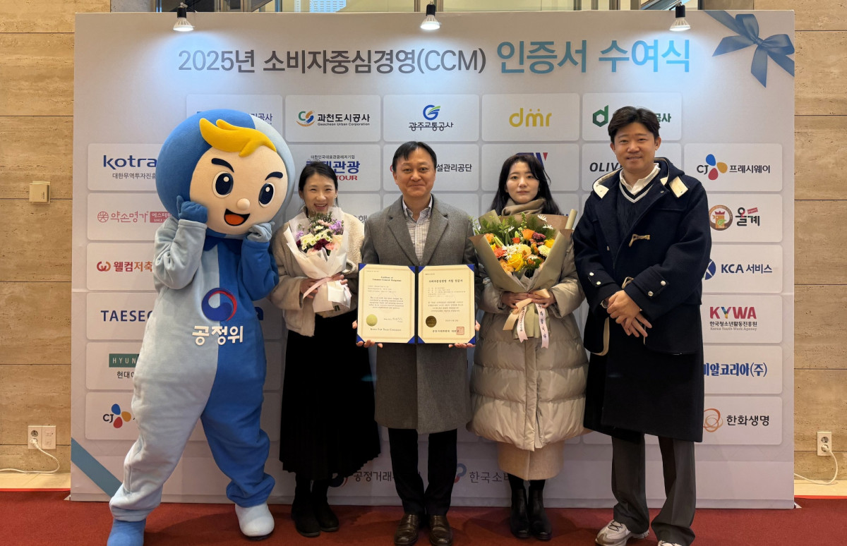 ▲ 풀무원식품 CS센터 임순철 센터장(사진 가운데)을 비롯한 풀무원식품 관계자들이 식품기업 최초로 19년 연속 CCM 인증을 받은 뒤 기념 촬영하고 있다. (사진제공=풀무원식품)