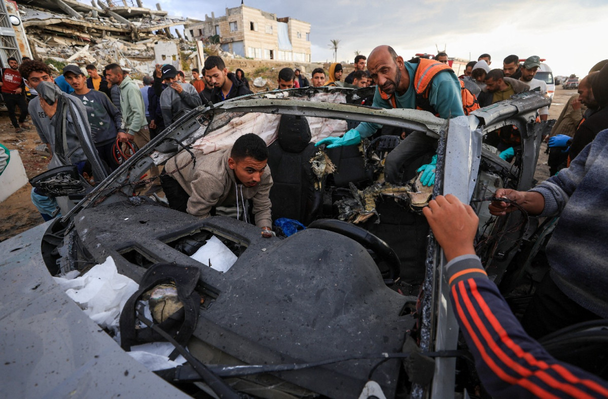 ▲팔레스타인 주민들이 13일(현지시간) 가자시티에서 이스라엘군 공습으로 파괴된 차량을 살펴보고 있다. (가자(팔레스타인)/로이터연합뉴스)